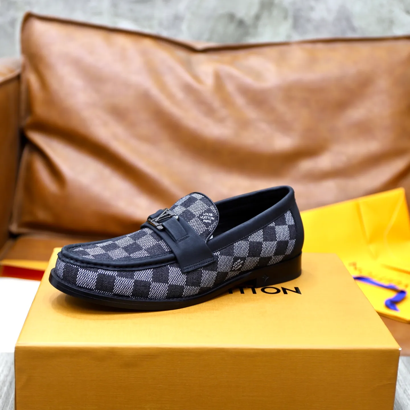 Men's Men's Shoes💰💰920LV Louis Vuitton Slip-on Loafers, top quality products from Guangzhou, ready for sale! This LV Glove loafer is made of selected soft cowhide, with a slightly wrinkled leather surface and a very high-end texture. Each pair is unique. The leather surface is light and soft, with a fine texture and good luster. It is a classic loafer style, with exquisite handmade mark stitching on the toe, and a square toe configuration to highlight the classic style. The horizontal band has hot-printed LV three-dimensional letters, semi-solid handcrafts and a genuine leather outsole, and a rubber patch on the heel to create wear-resistant performance and comfort. One of the must-have loafers for men! Comes with full original packaging! Code number: 38-39-40-41-42-43-44 (38, 45, 46 customized) standard leather shoe code
